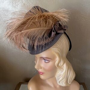 SHOWSTOPPER 1940s' ENGLISH REGISTERED WIMBLEDON TAUPE FELT TILT HAT + FEATHERS